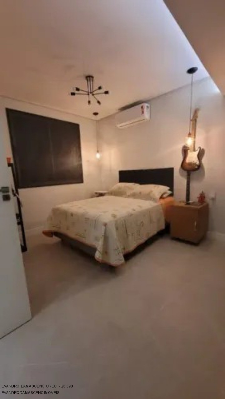 Casa à venda com 4 quartos, 290m² - Foto 2