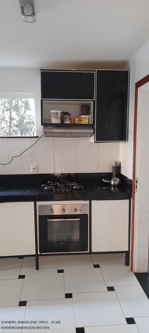 Casa para alugar com 5 quartos, 300m² - Foto 2