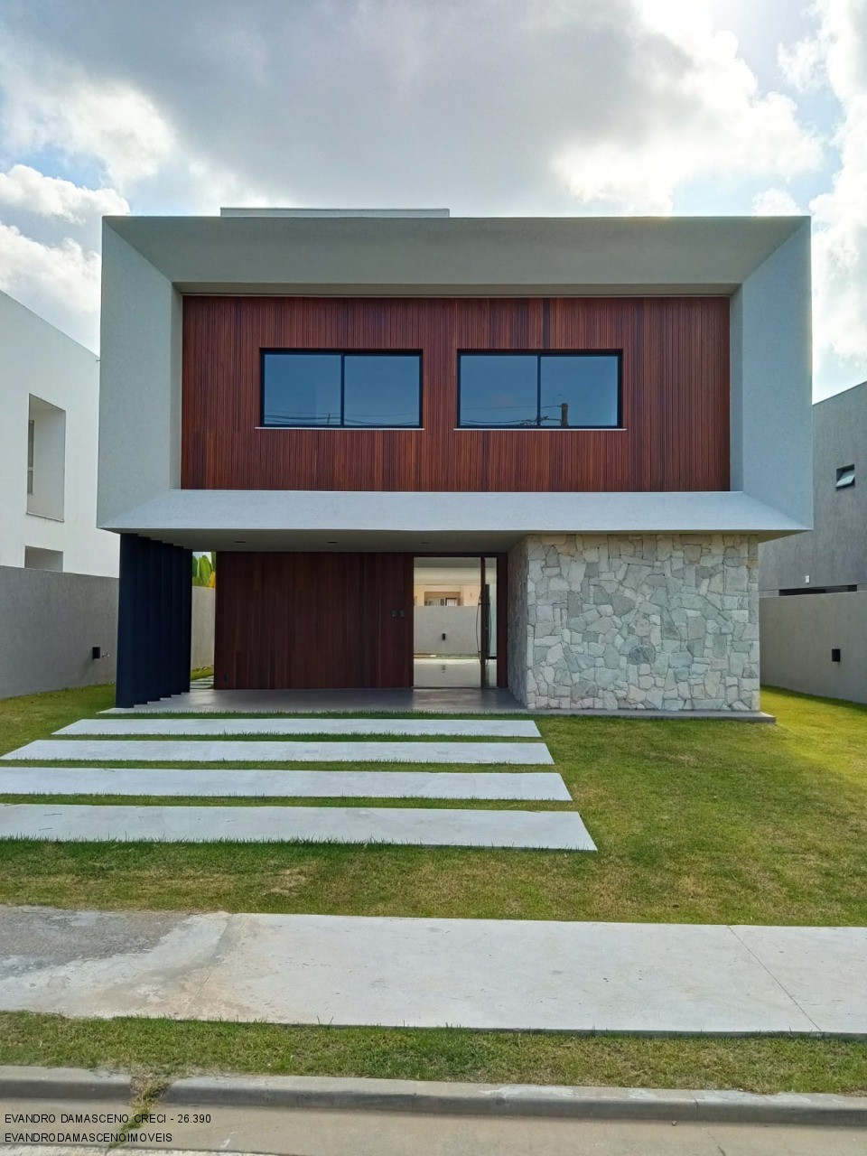 Casa à venda com 4 quartos, 250m² - Foto 1