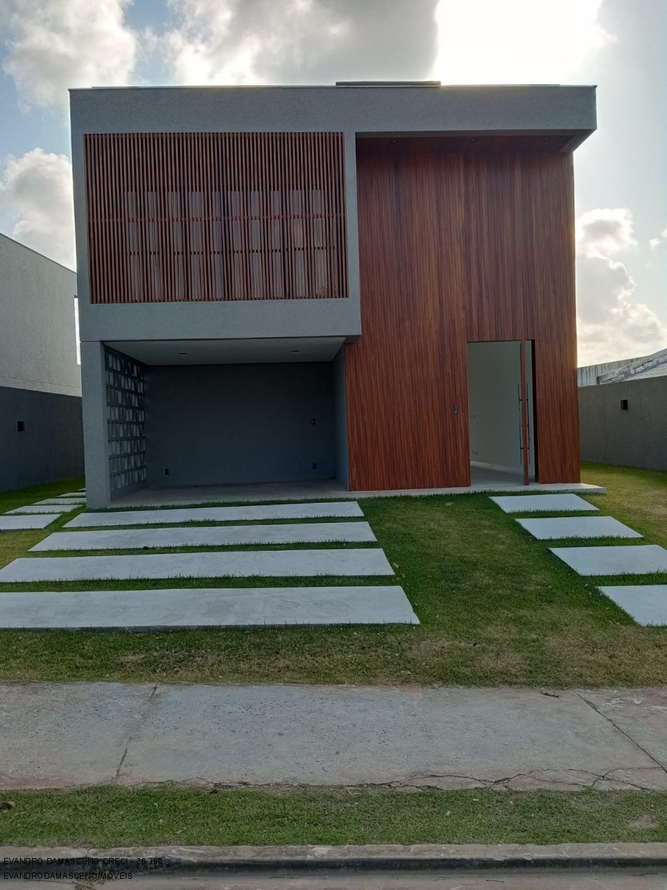 Casa à venda com 4 quartos, 280m² - Foto 1