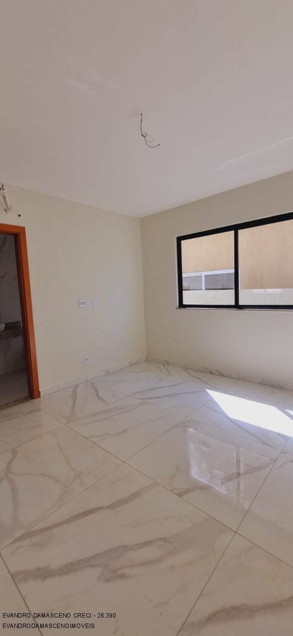 Casa à venda com 4 quartos, 30m² - Foto 3