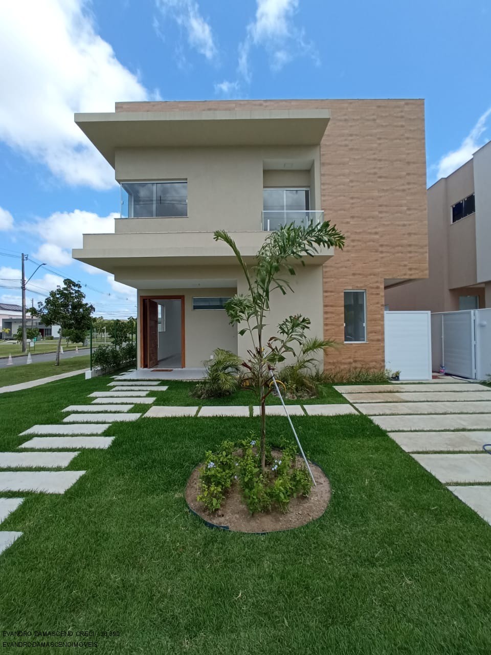 Casa à venda com 4 quartos, 220m² - Foto 1