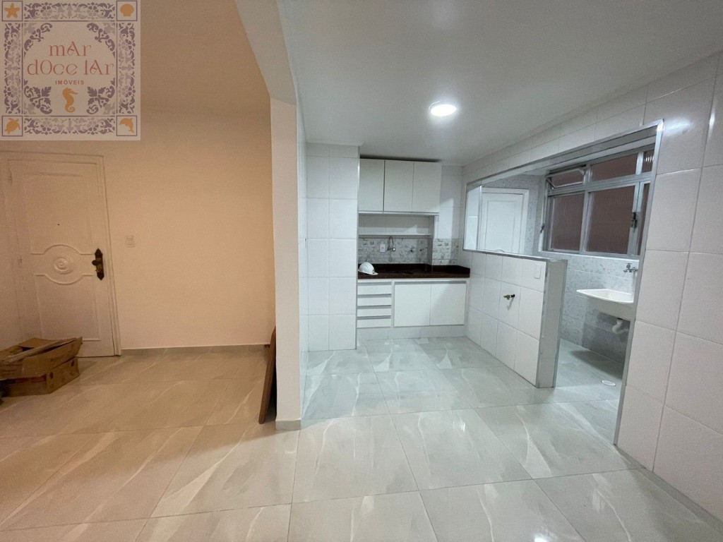 Apartamento totalmente reformado com  2 quartos na Praia do Gonzaga em Santos / SP