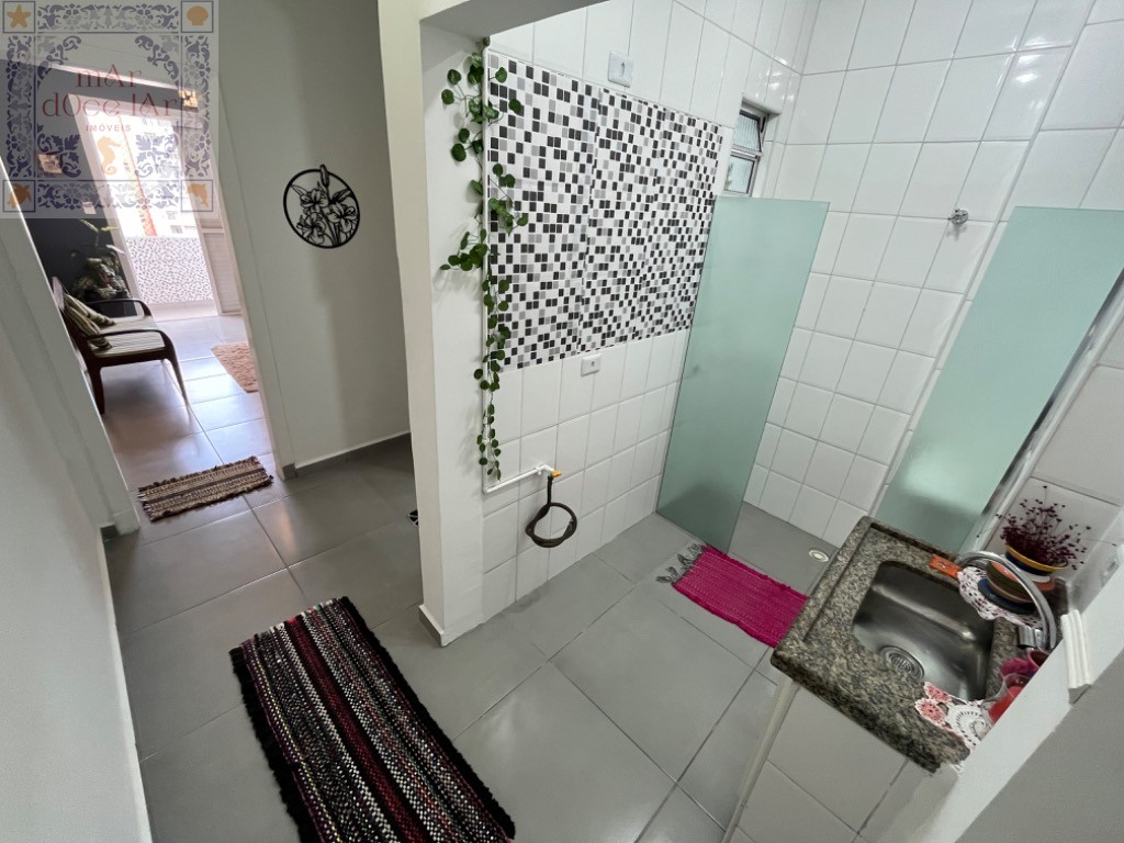 Apartamento Sala Living 100% reformada com varanda a poucos metros da Praia do Boqueirão em Santos / SP