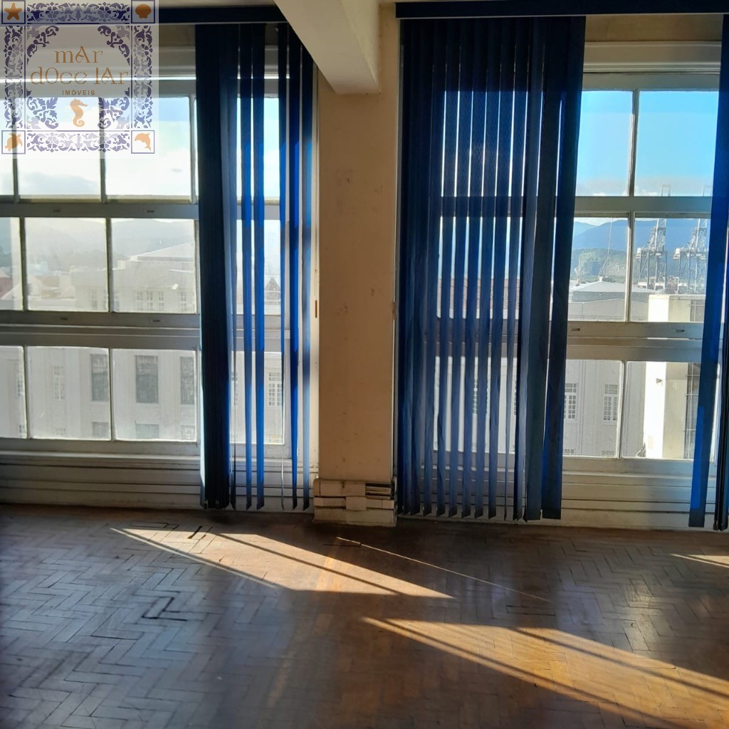 Sala comercial à venda no Centro de Santos-SP: 1 sala com janelões, 2 banheiros, 63m² de área construída.