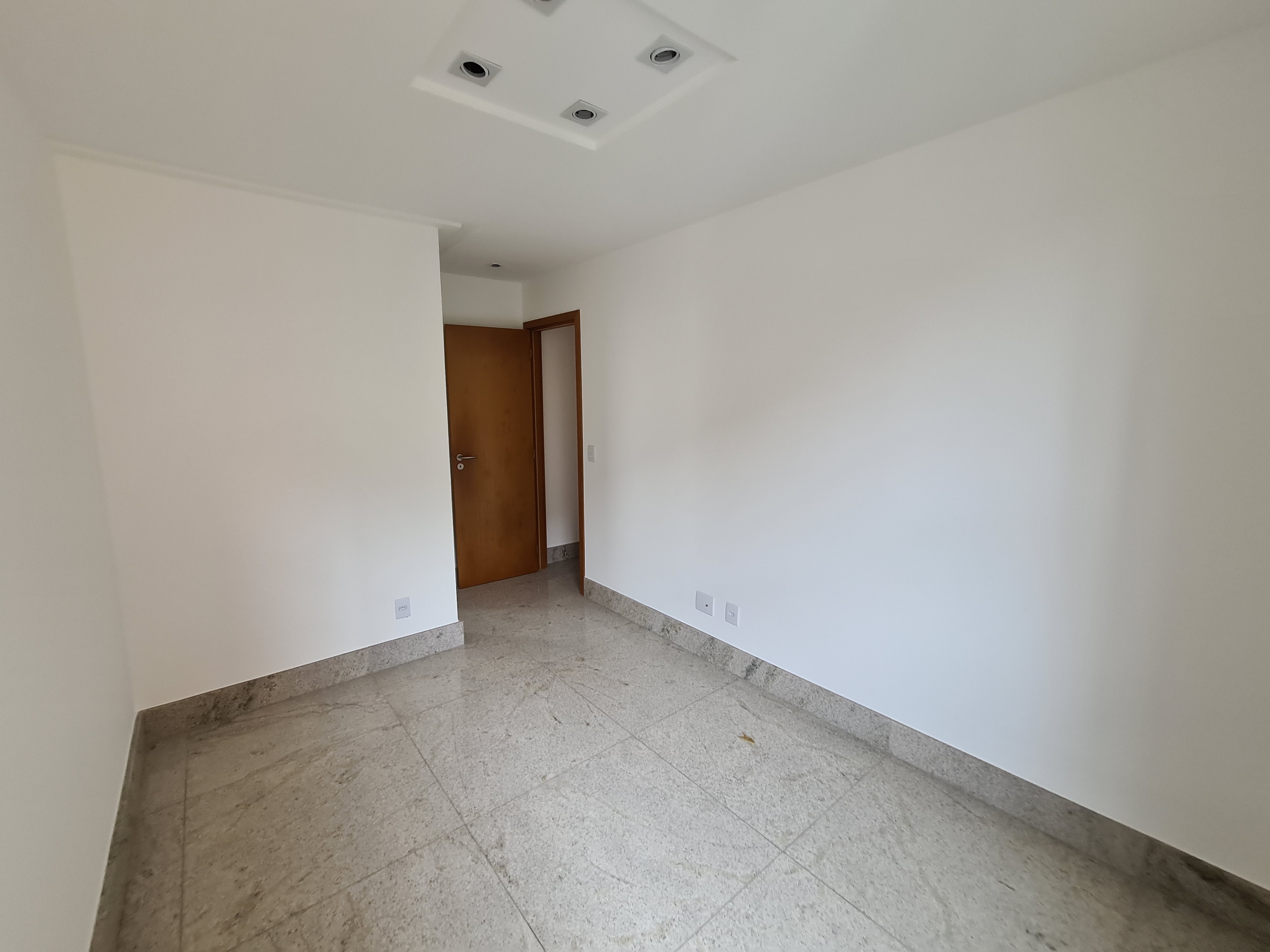 Apartamento à venda com 4 quartos, 141m² - Foto 2