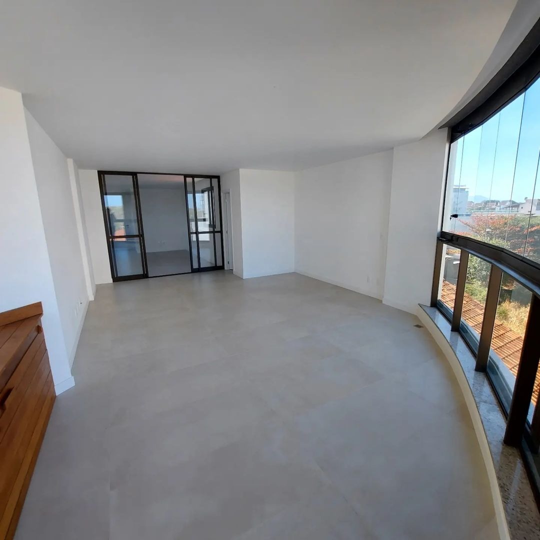 Apartamento à venda com 3 quartos, 135m² - Foto 2