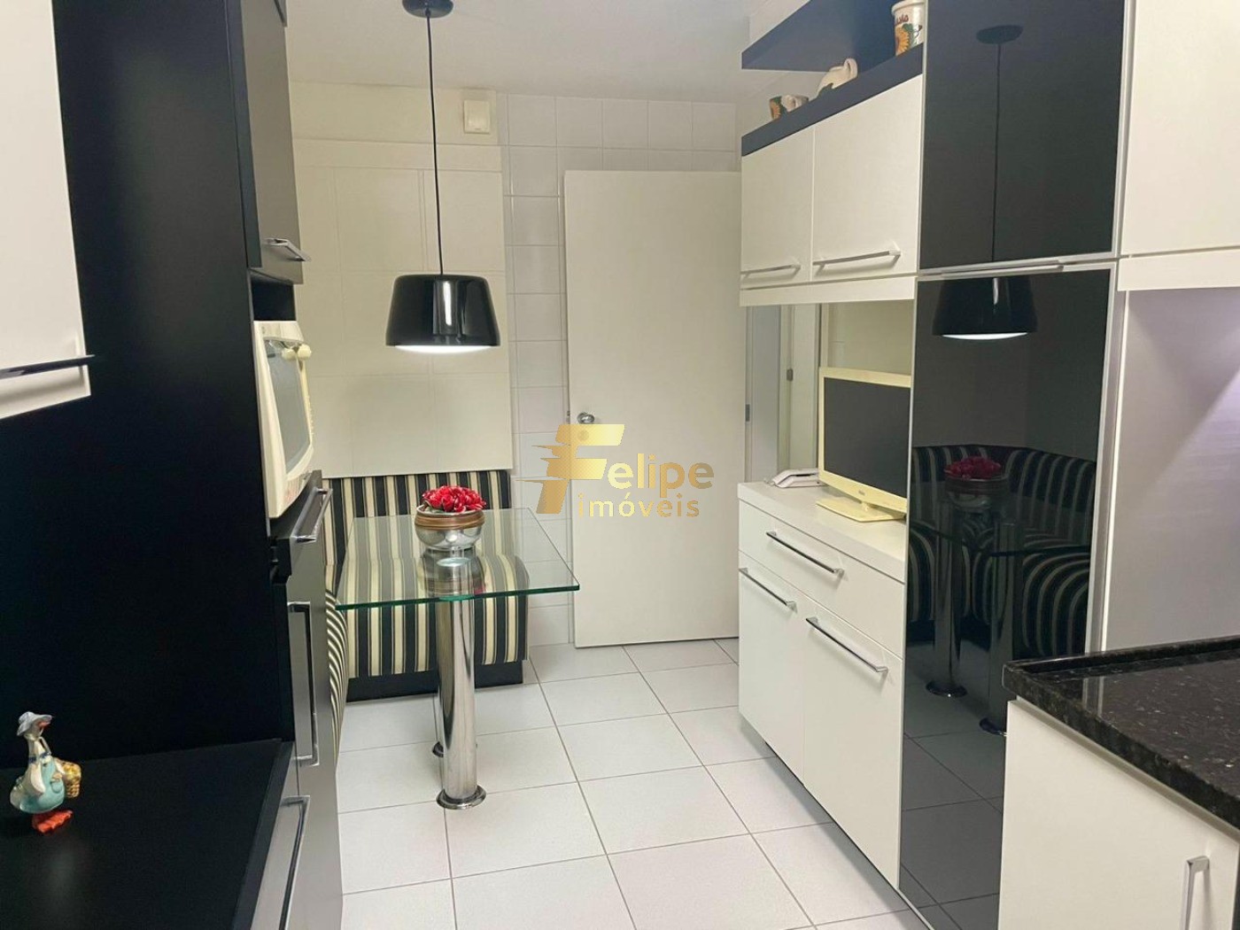 Apartamento à venda com 3 quartos, 160m² - Foto 2