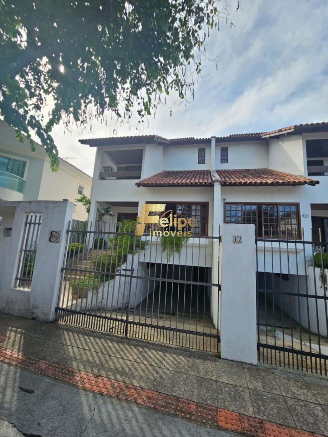 Casa à venda com 3 quartos, 284m² - Foto 1