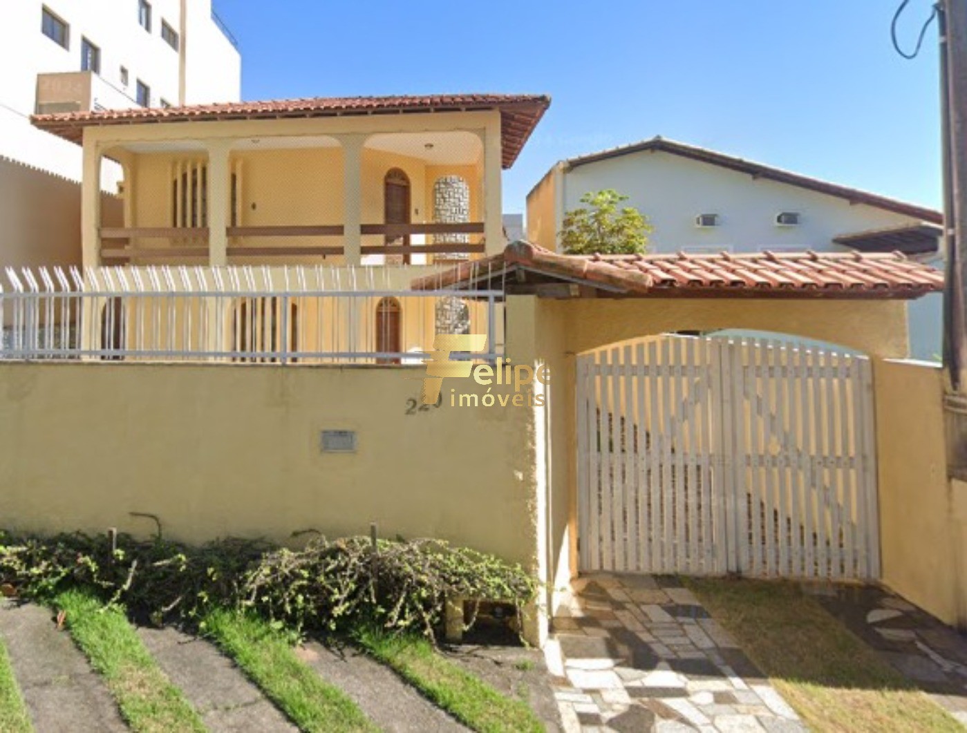 Casa à venda com 5 quartos, 250m² - Foto 2