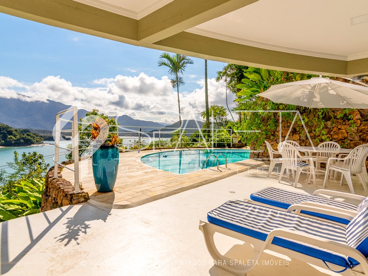 Fascinante propriedade com vista privilegiada para o mar à venda em Ubatuba
