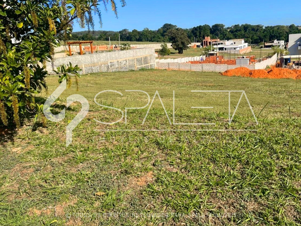 Terreno com topografia excelente à venda no condomínio Terras de Santa Teresa entre Vinhedo e Itupeva