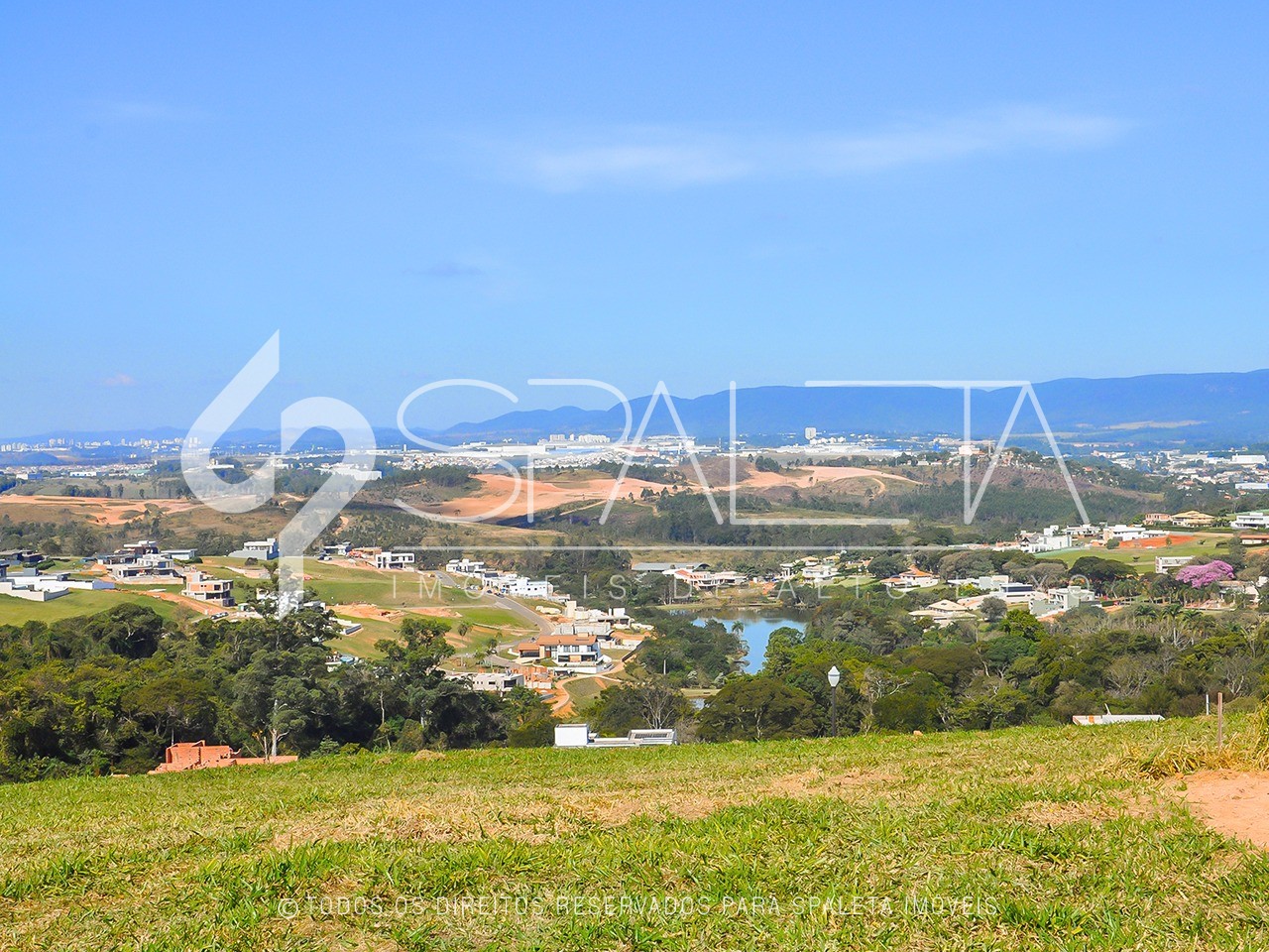 Terreno com vista sensacional para o lago à venda na Fazenda Serrazul II