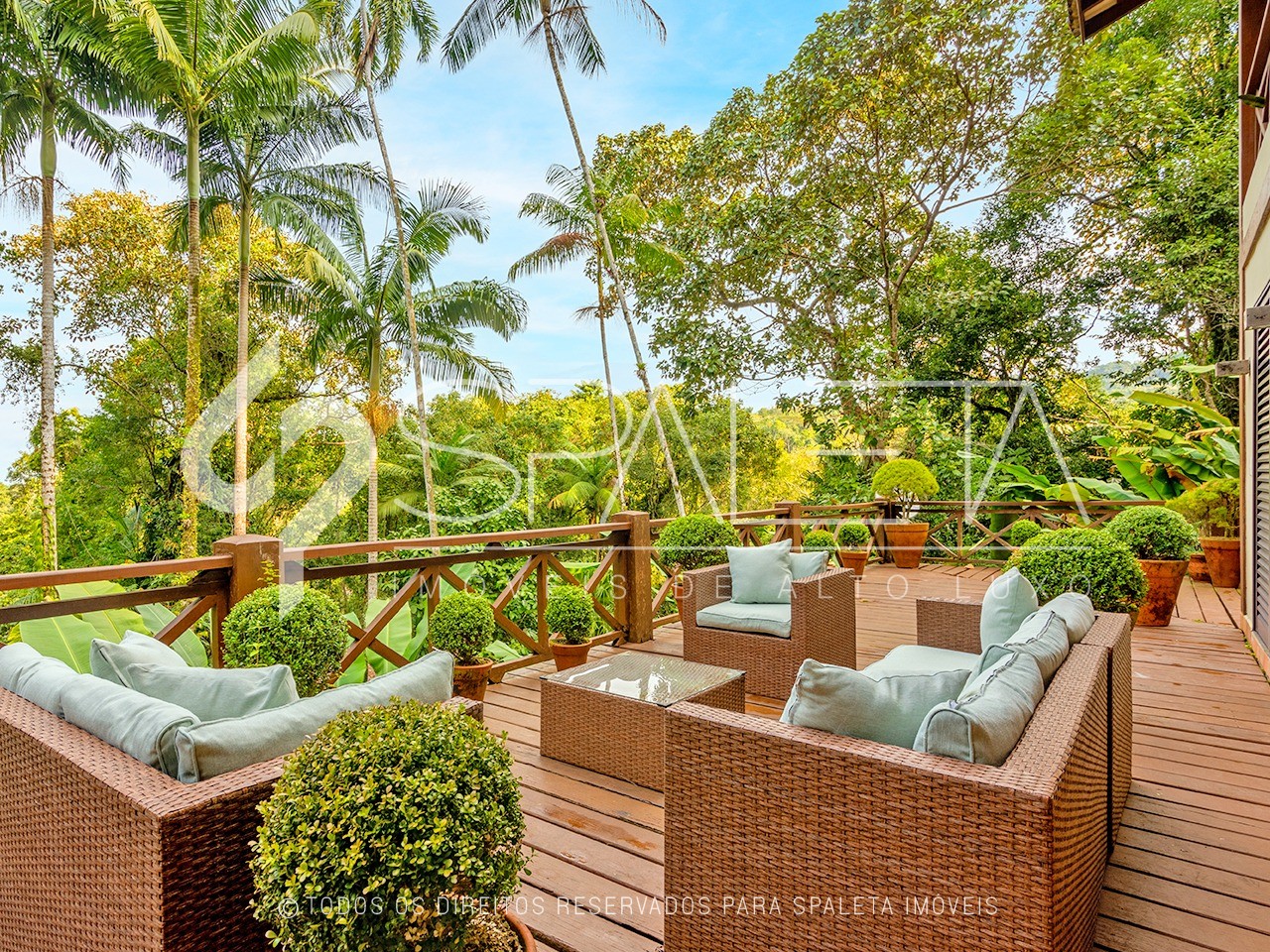 Aprecie o luxo e a tranquilidade no condomínio Iporanga, Guarujá: Casa exclusiva com ambientes espaçosos e vista deslumbrante