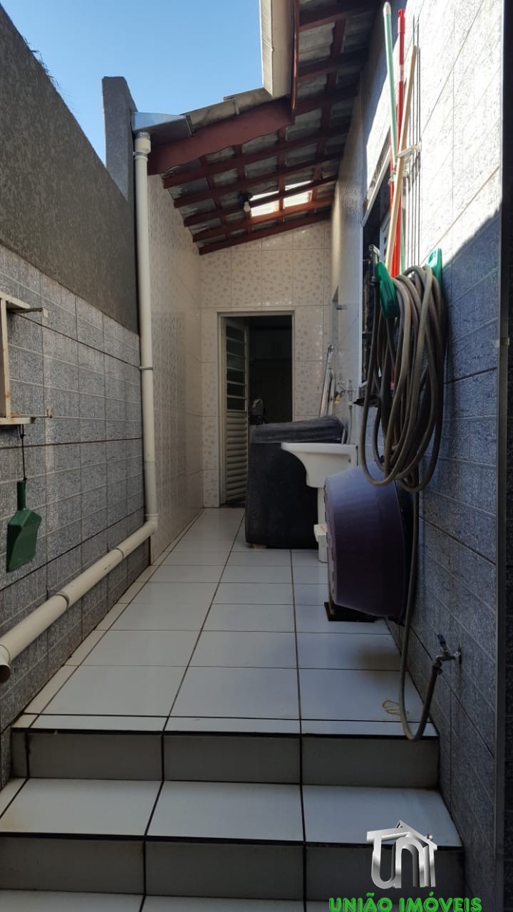 Casa à venda com 2 quartos, 105m² - Foto 2