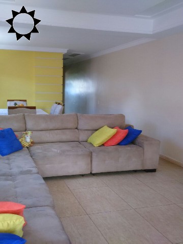 Casa à venda com 3 quartos, 200m² - Foto 1