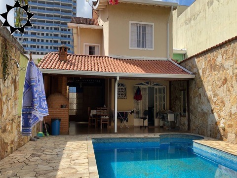 Casa à venda com 5 quartos, 220m² - Foto 1