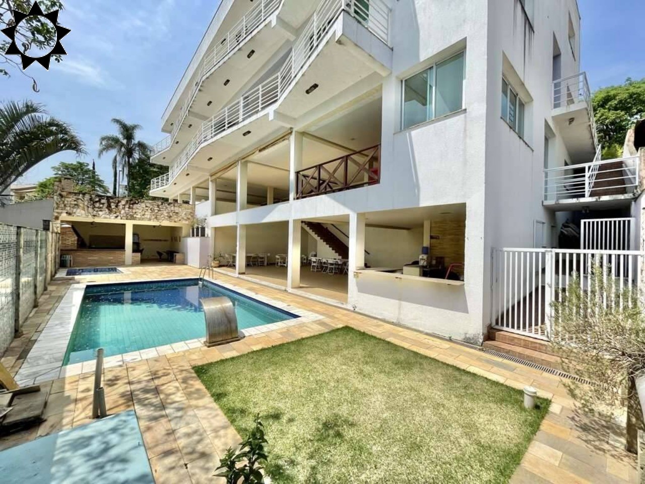 Casa à venda e aluguel com 6 quartos, 1200m² - Foto 1