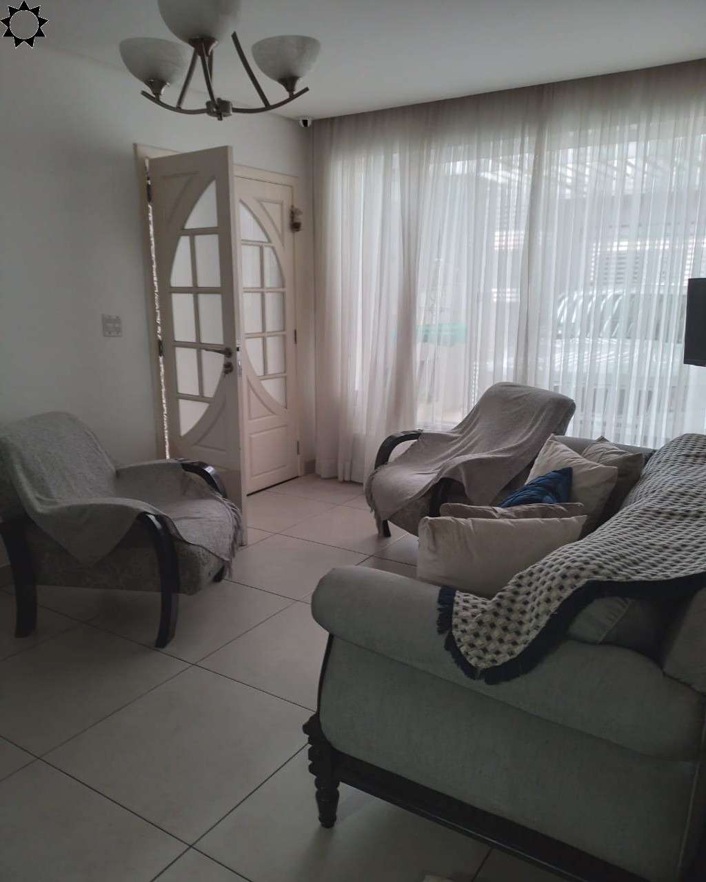 Casa à venda com 3 quartos, 200m² - Foto 1