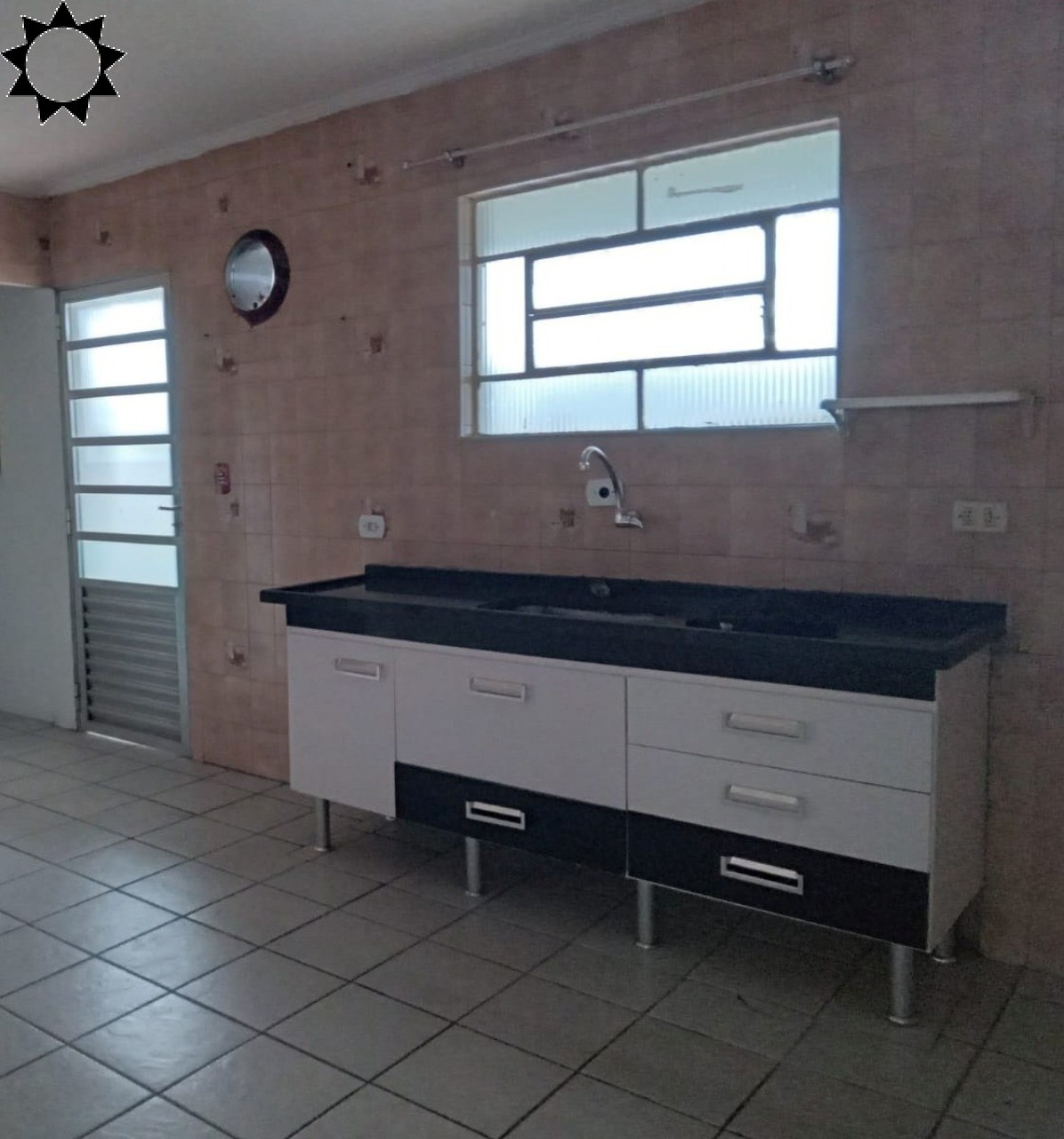 Casa para alugar com 2 quartos, 75m² - Foto 1