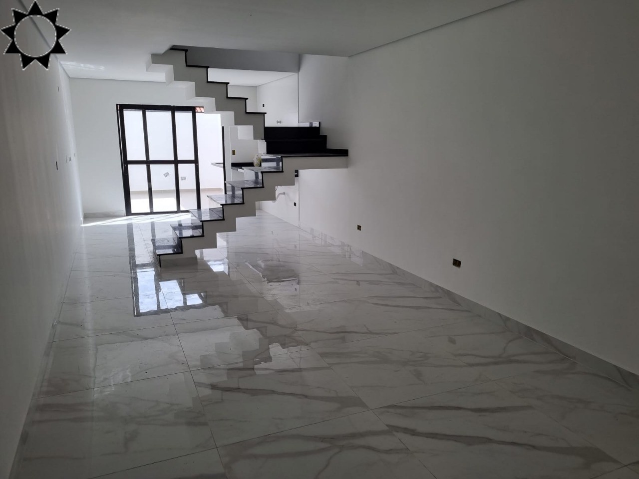 Casa à venda com 3 quartos, 100m² - Foto 1