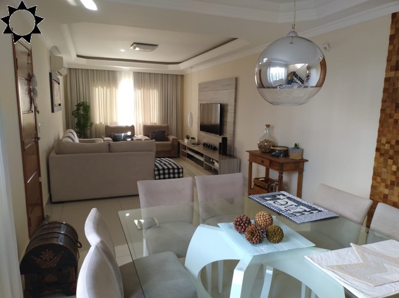 Casa à venda com 3 quartos, 223m² - Foto 1