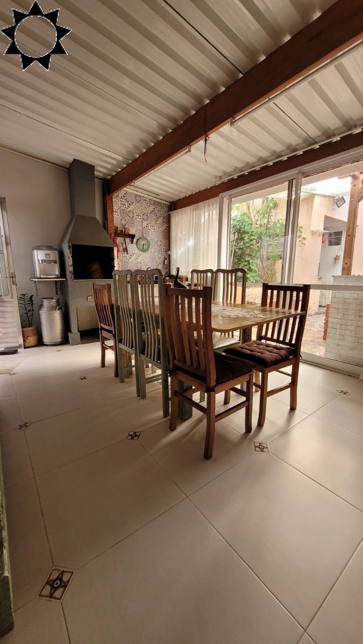 Casa à venda com 2 quartos, 120m² - Foto 1