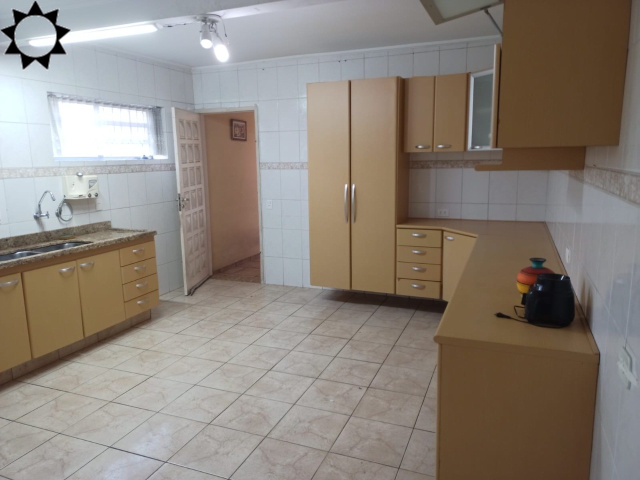 Casa à venda e aluguel com 3 quartos, 170m² - Foto 1