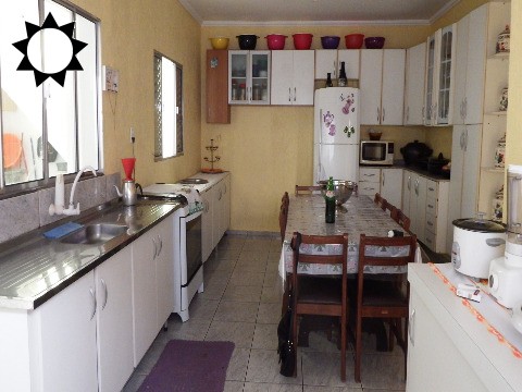 Casa à venda com 3 quartos, 200m² - Foto 1