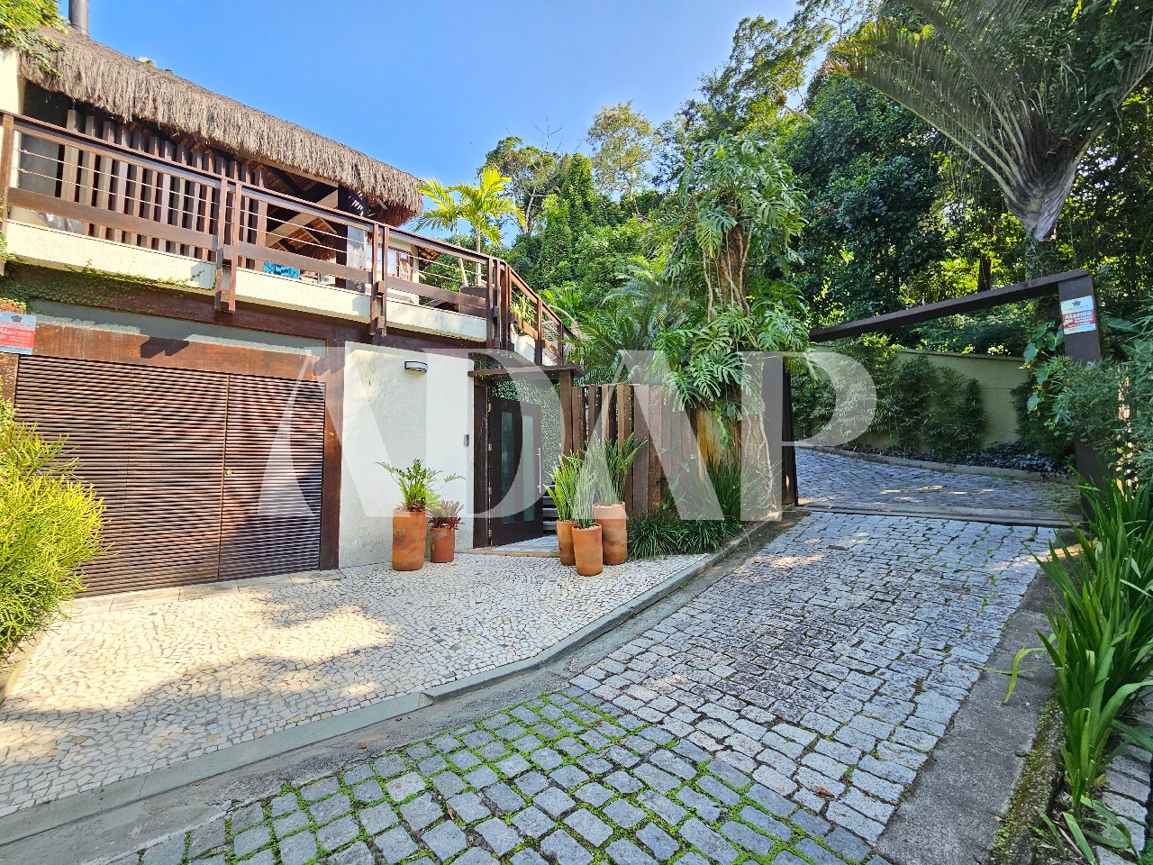 Casa à venda com 4 quartos, 600m² - Foto 2