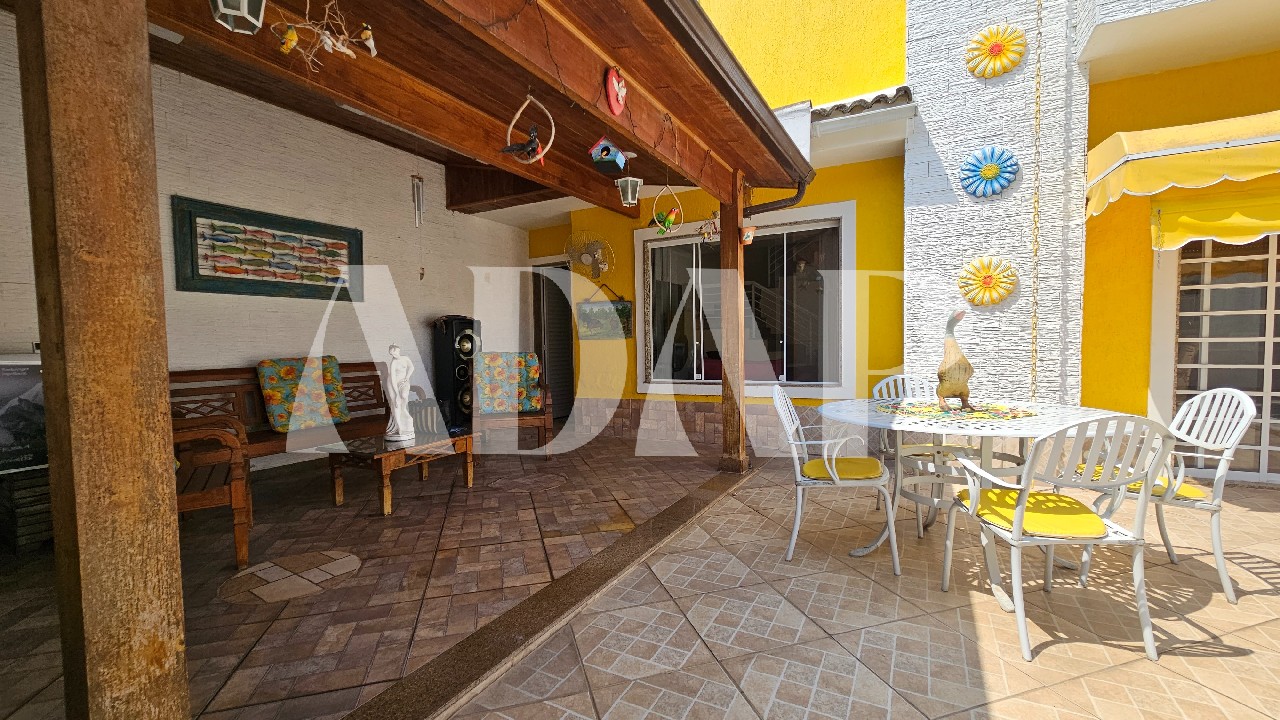 Casa à venda com 3 quartos, 250m² - Foto 2