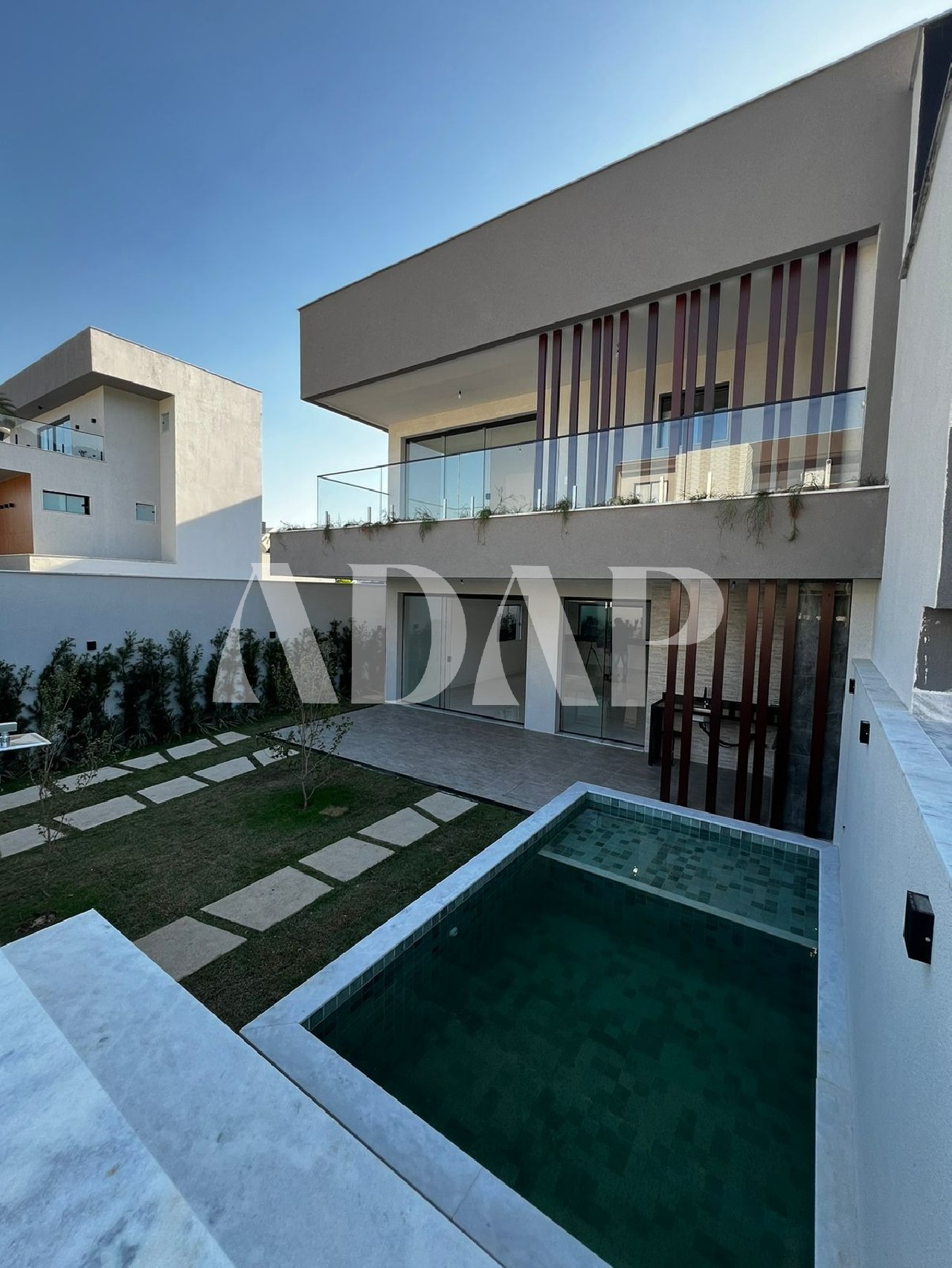 Casa à venda com 4 quartos, 247m² - Foto 1