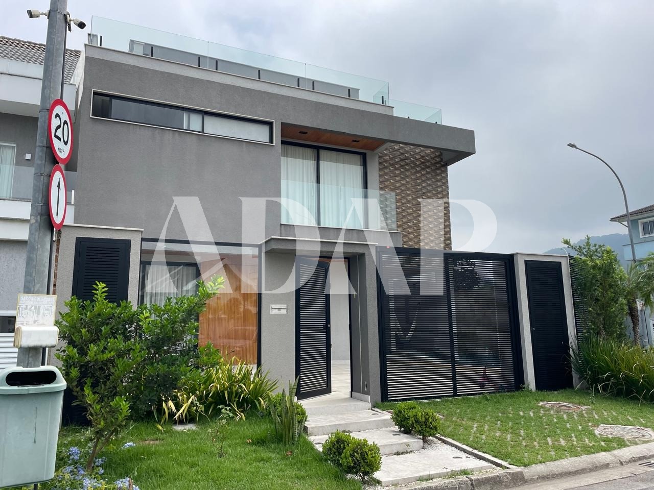 Casa à venda com 4 quartos, 420m² - Foto 2