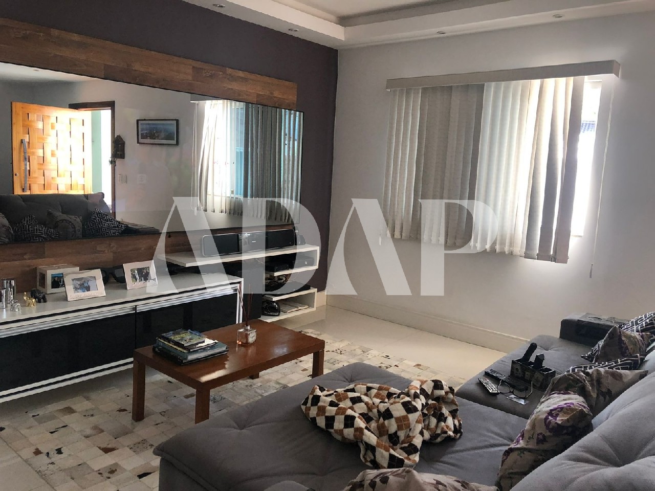 Casa à venda com 4 quartos, 200m² - Foto 1