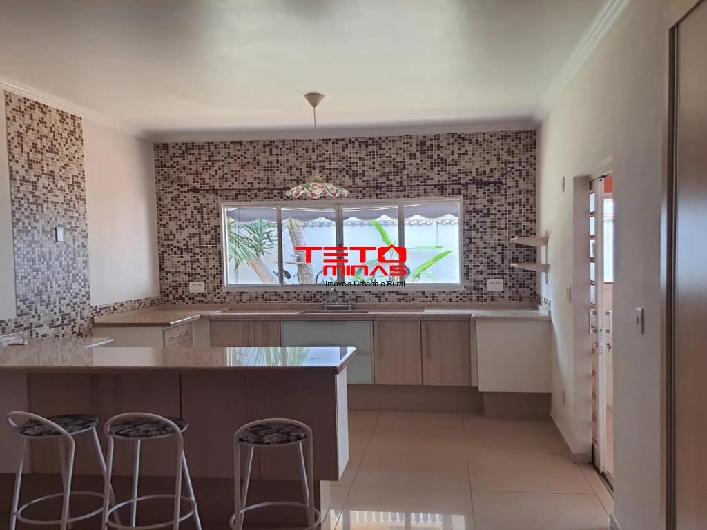 Casa à venda com 3 quartos, 248m² - Foto 7