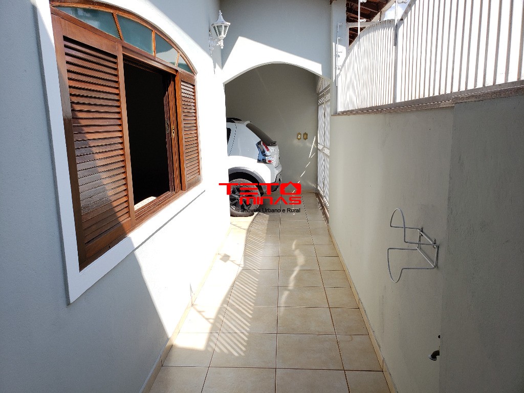 Casa à venda com 4 quartos, 310m² - Foto 3