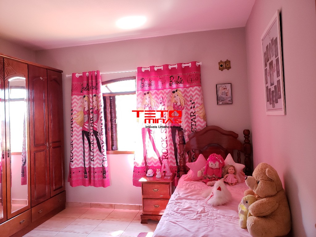 Casa à venda com 4 quartos, 310m² - Foto 1
