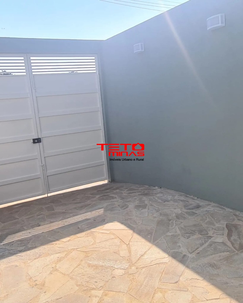 Casa à venda com 2 quartos, 125m² - Foto 1