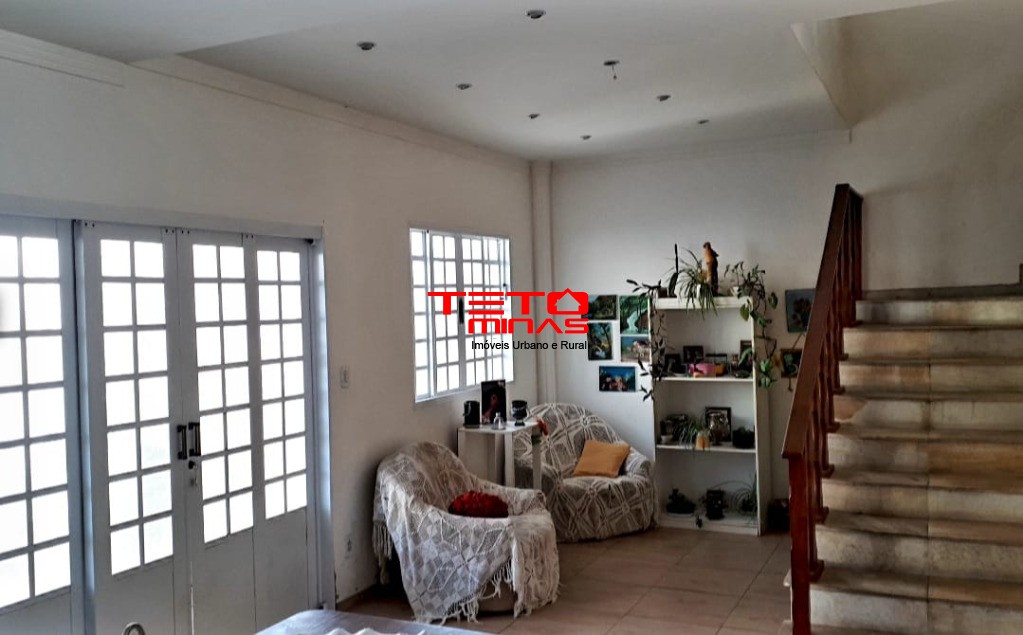 Casa à venda com 4 quartos, 360m² - Foto 1
