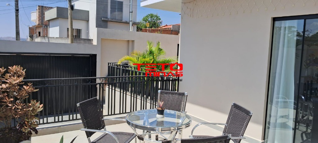 Casa à venda com 3 quartos, 250m² - Foto 2