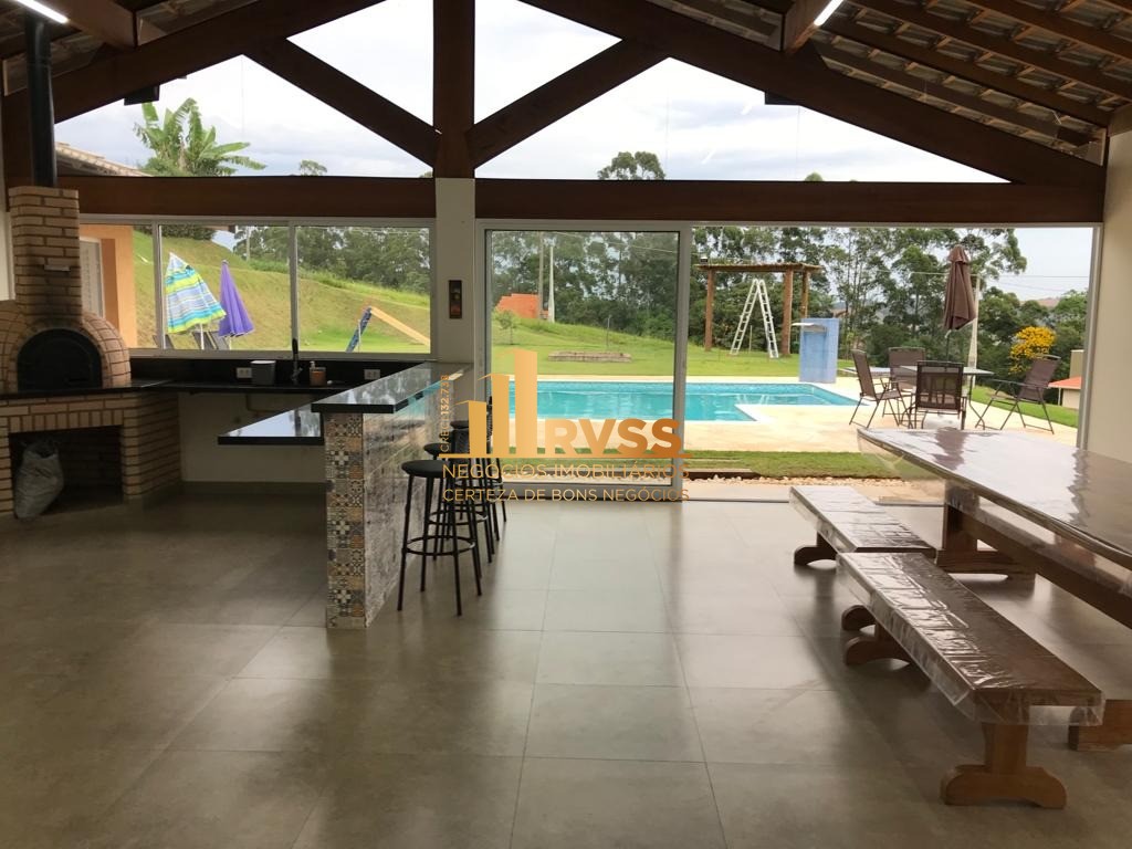 Casa à venda com 3 quartos, 1080m² - Foto 1