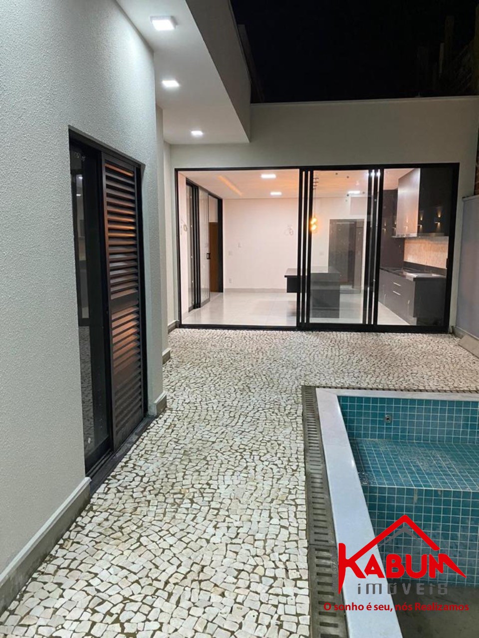 Casa à venda com 3 quartos, 200m² - Foto 1