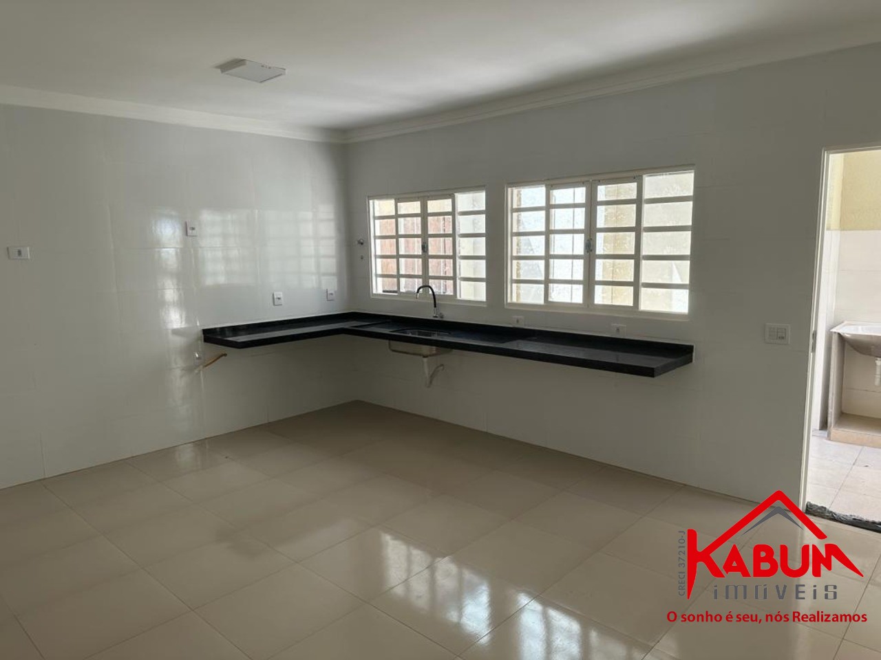 Casa à venda com 3 quartos, 168m² - Foto 1