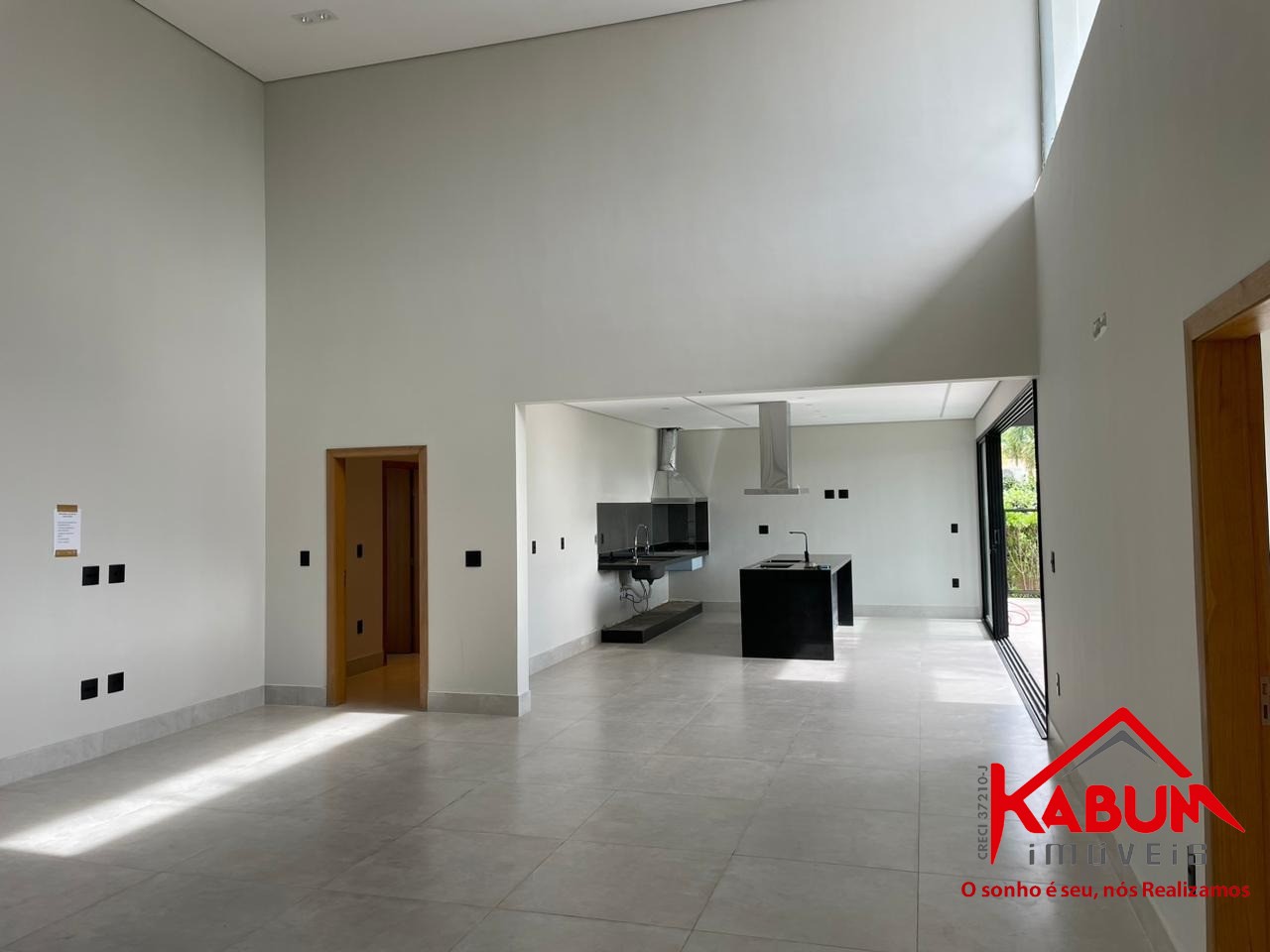 Casa à venda com 3 quartos, 308m² - Foto 2