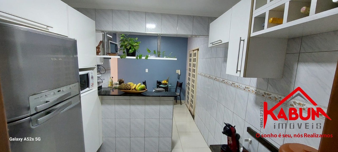 Casa à venda com 3 quartos, 250m² - Foto 1