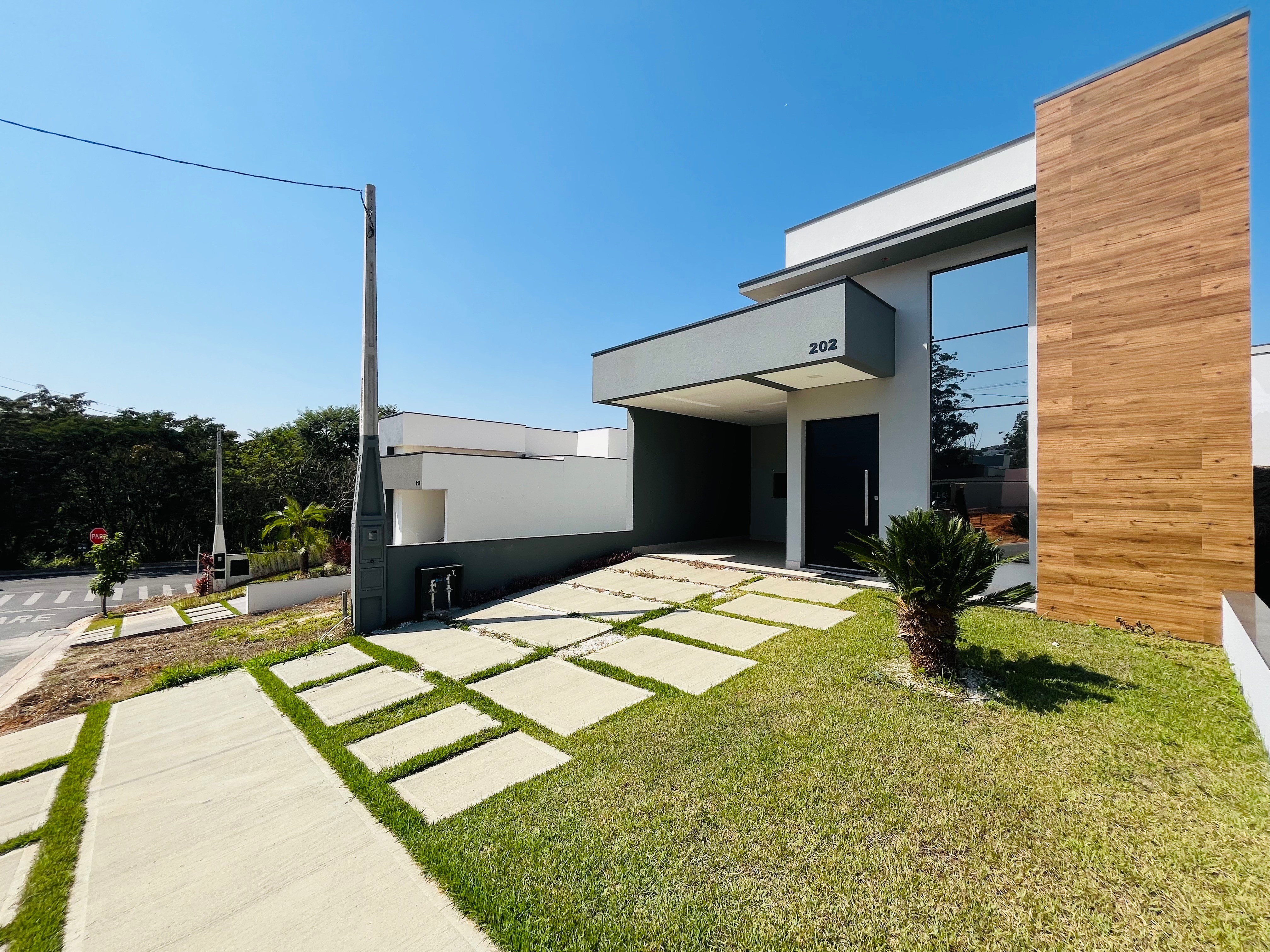 Casa à venda com 3 quartos, 200m² - Foto 1