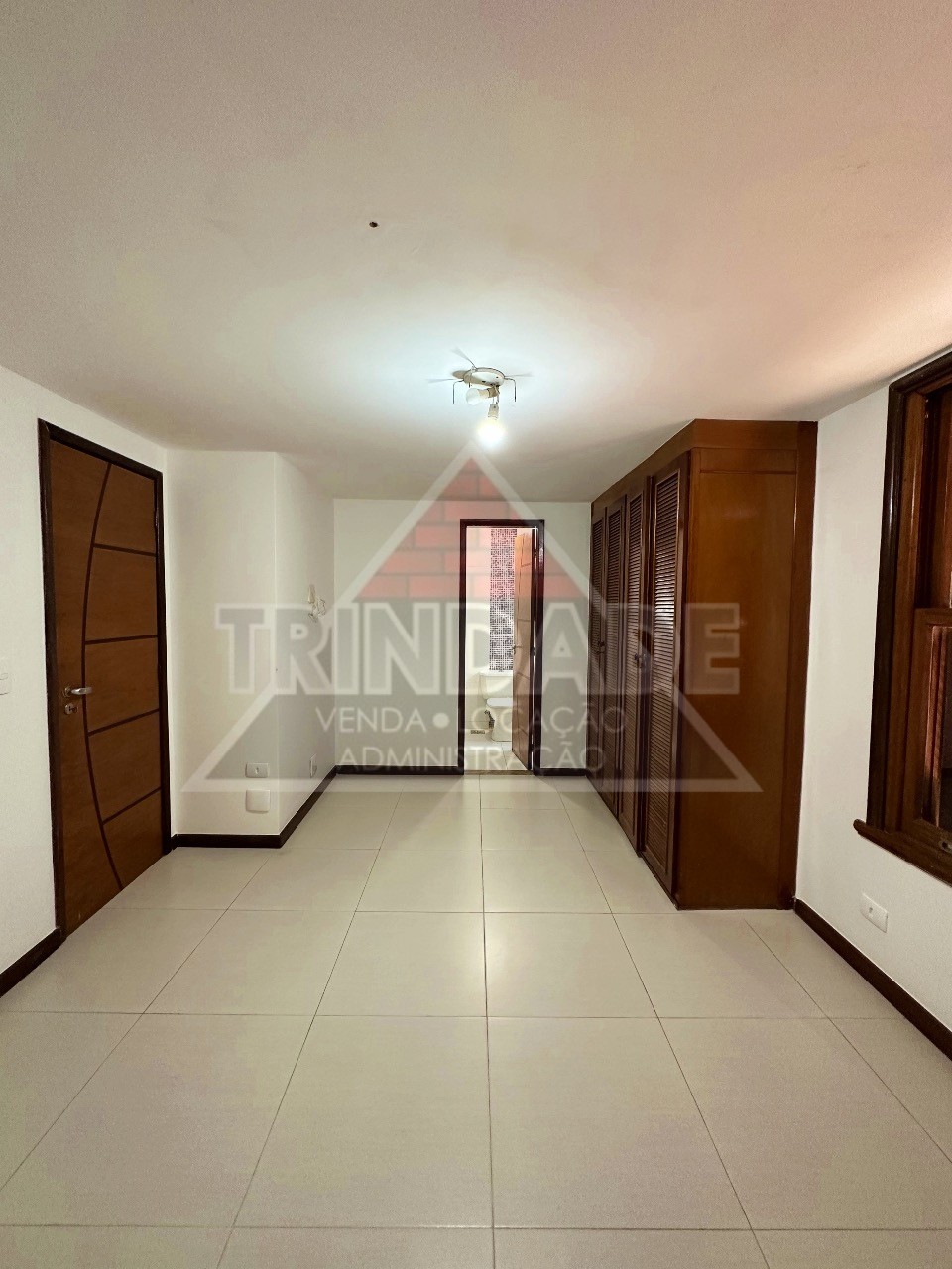 Casa à venda com 4 quartos, 220m² - Foto 4