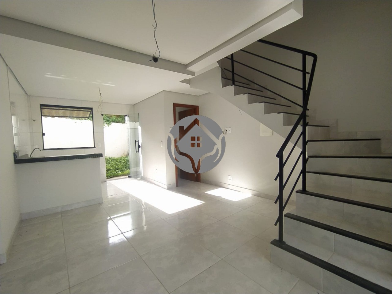 Casa à venda com 2 quartos, 108m² - Foto 3