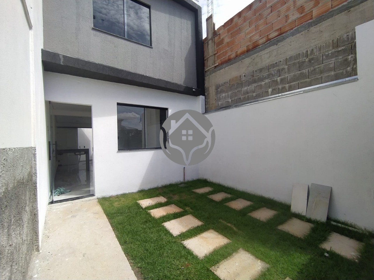 Casa à venda com 2 quartos, 94m² - Foto 1