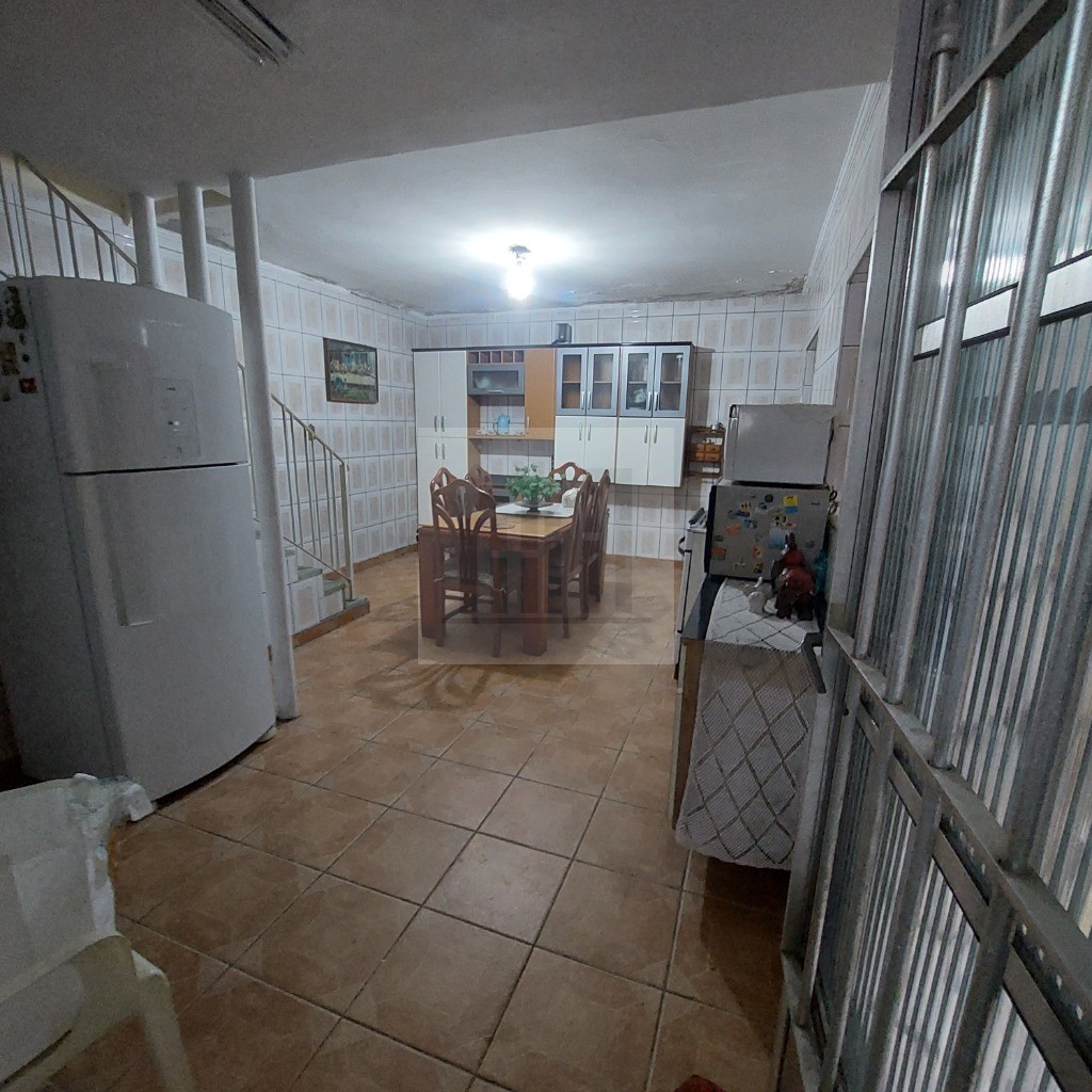 Casa para alugar com 4 quartos, 300m² - Foto 1